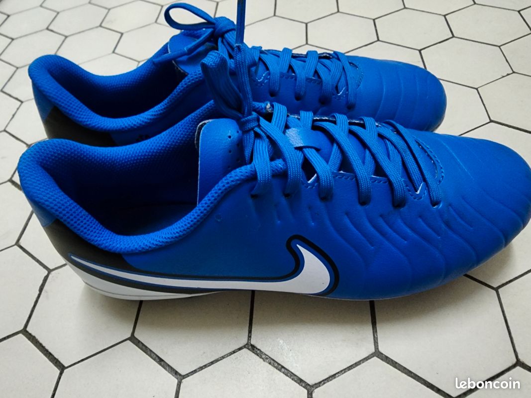 Nike Jr Legend 10 Club FG/MG Chaussures de foot Garçon
Nike Jr Legend 10 Club FG/MG Chaussures de footballGarçon (image 4)