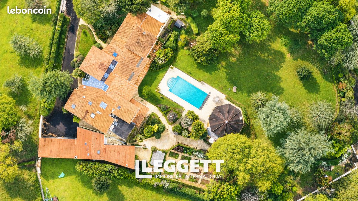 Maison 17 pièces 772 m² · à Saint-Germain-de-Lusignan · 772 m² · 1 427 000 €