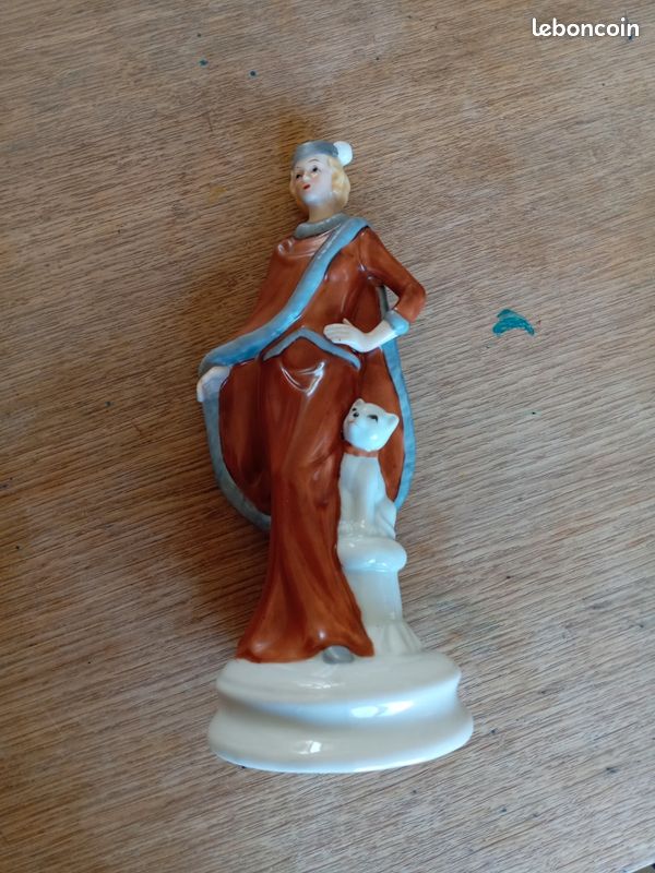 Figurine en faïence d’une femme des années folles avec son chat (image 5)