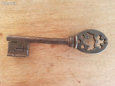 Ancienne clé en fer forgé XVIème de mariage coffre avec armoiries couronne (image 1)
