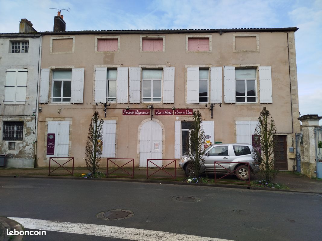 Immeuble 15 pièces 258 m² · à La Mothe-Saint-Héray · 258 m² · 250 000 €