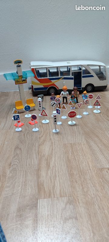 Bus + arrêt + panneaux playmobil (image 1)