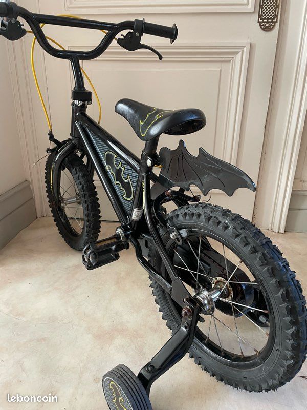 Vélo Batman Enfant – Cadre Noir Autocollants – Roues Stabilisatrices, Freins, Cloche – Dès 2-3 Ans