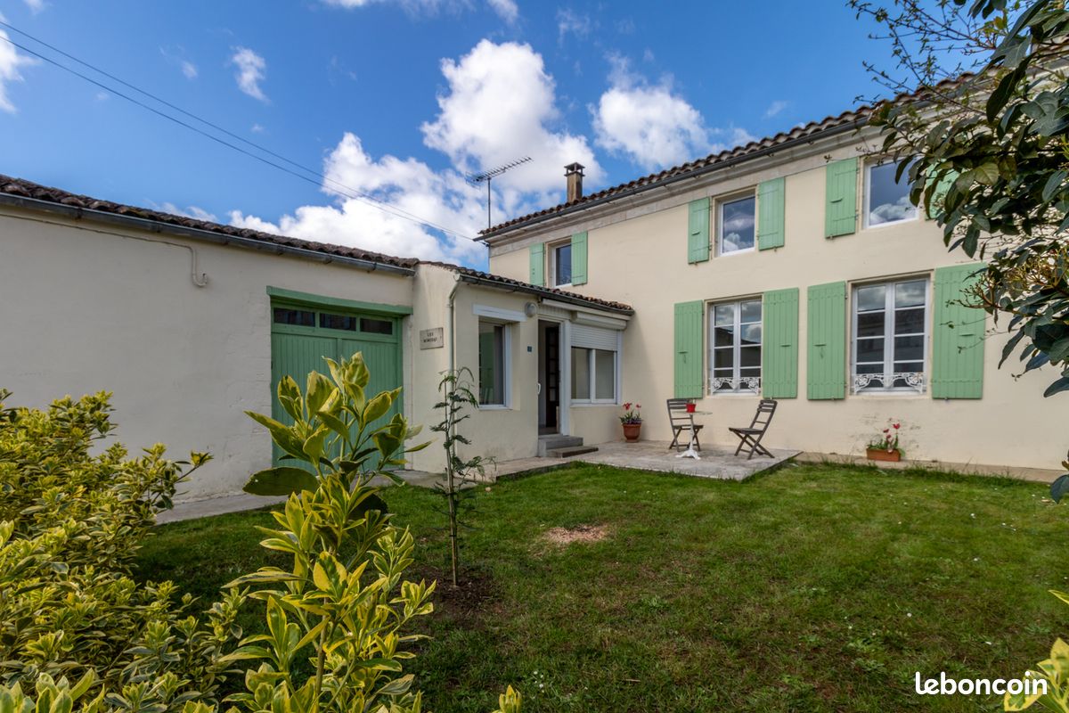 Maison 6 pièces 143 m² · à Saint-Georges-des-Coteaux · 143 m² · 264 000 €