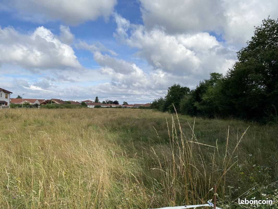Terrain 448 m² · à Brézins · 69 000 €