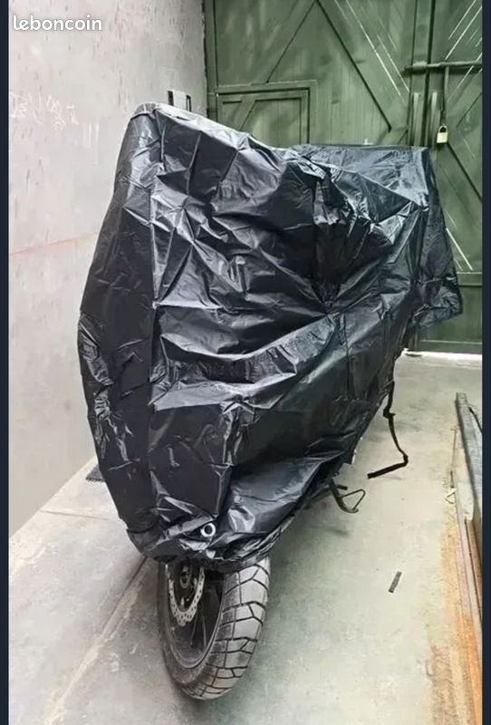 Housse Moto Bâche Protection Yamaha TMAX 560 / 530 / 500 Tech Max – 190T Imperméable, Anti-UV, Anti-Pluie, Avec Trou Antivol, Noir Mat