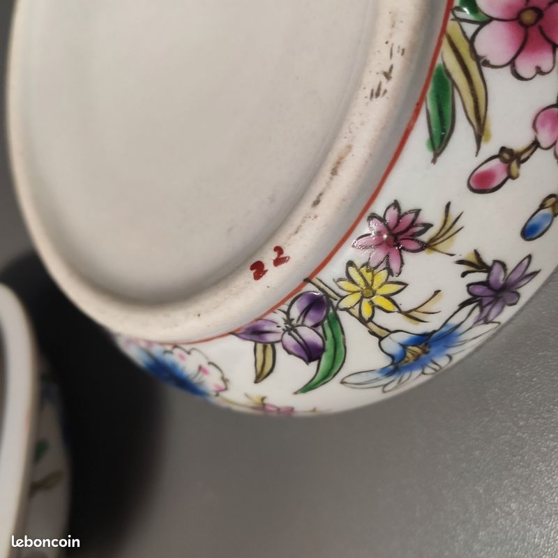Boîte couverte ancienne en porcelaine polychrome - Décor Floral - Style Famille Rose (image 8)