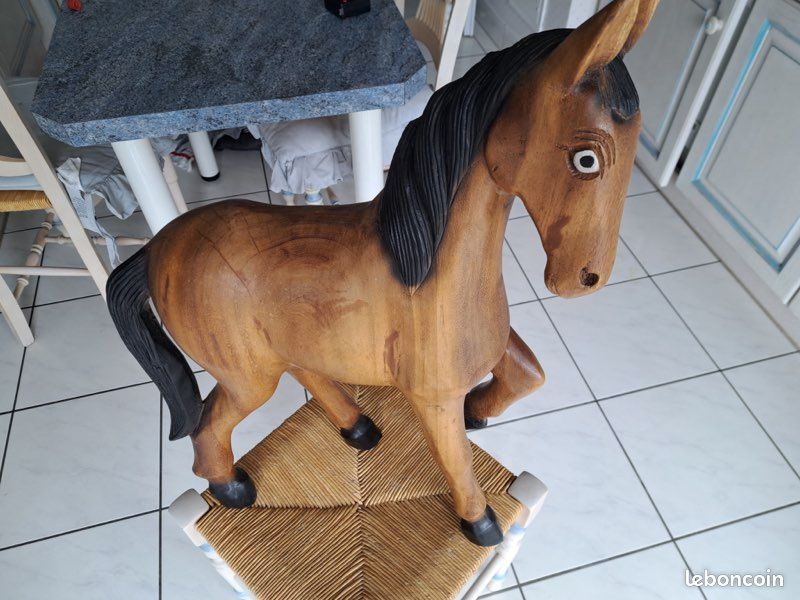 Hand painted wooden horse sculpture//Sculpture de cheval en bois peint