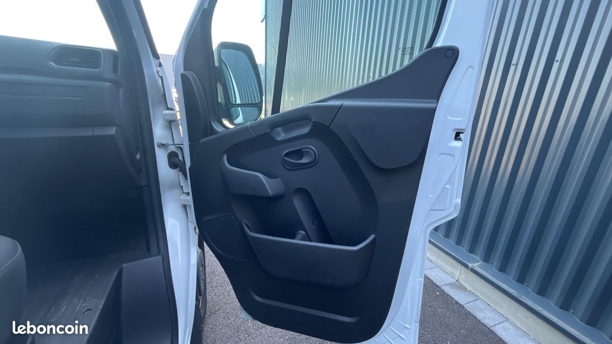 Renault master fourgon l2h2 blue dci 135 grand confort (image 25)