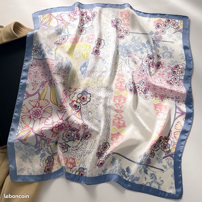 Foulard carré en soie imprimé fleurs - Élégant & Chic (image 2)