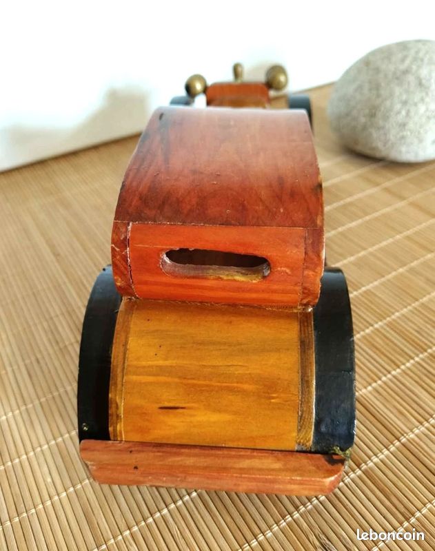 Voiture ancienne miniature en bois artisanale (image 5)