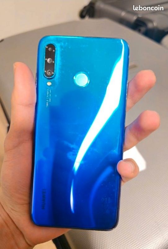 J'aimerai vendre mon téléphone pour acheter un cadeaux à mes parents c'est un huawei P30 lite il est au prix de 150 peut baisser le prix (image 1)