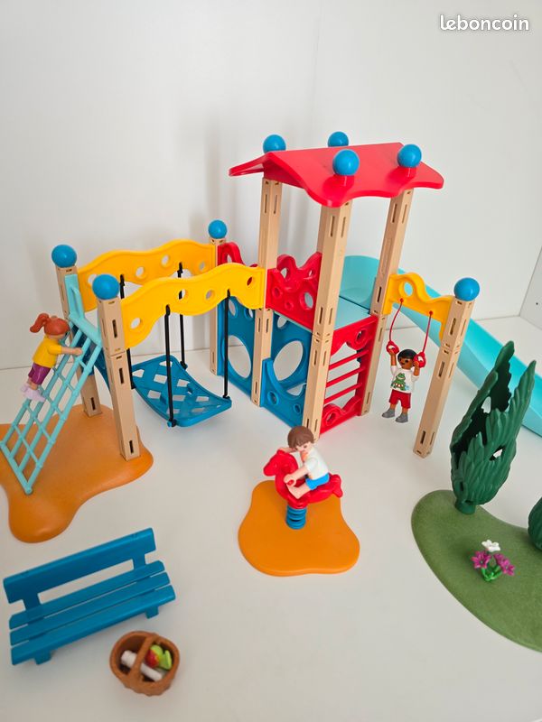 Playmobil Parc de Jeux et Enfants avec Quatre Personnages, Un Jeu d'Escalade, Un Toboggan, Une balançoire à Pneu, Un Mur d'Escalade et des Accessoires - Univers Loisirs City Life