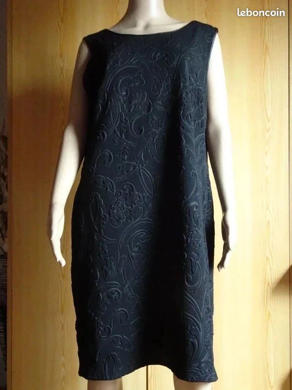 ROBE NOIRE avec MOTIFS RELIEF T. XL (image 1)
