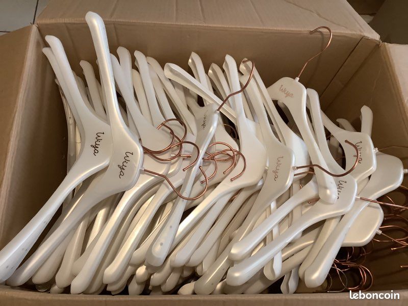LOT 150 CINTRES PLAT MARQUE WIYA ÉPAIS 20 mm POUR ADULTE EN PLASTIQUE BLANC ÉTAT NEUF (image 1)
