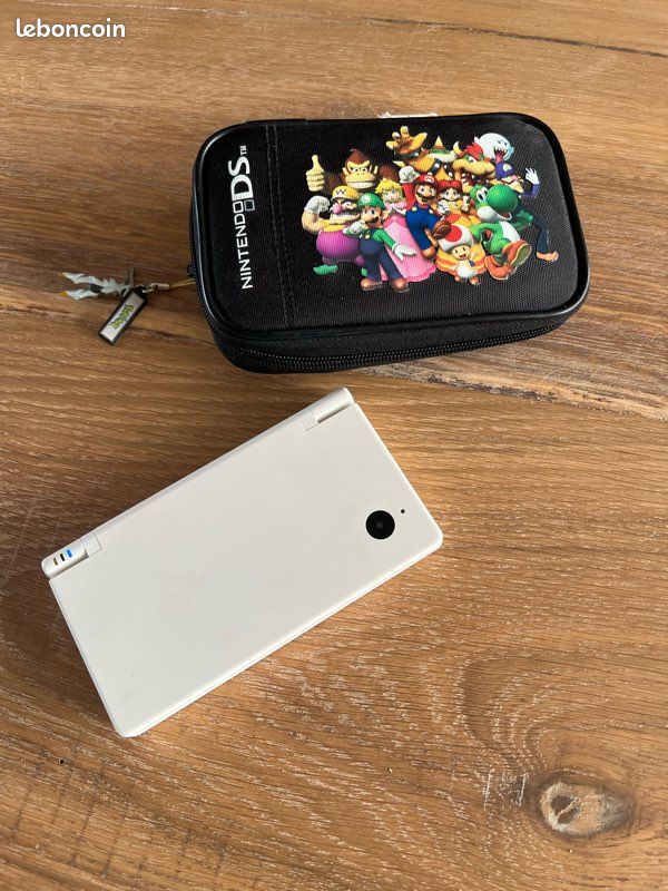 Nintendo DSi Blanche + Pochette Mario (image 1)