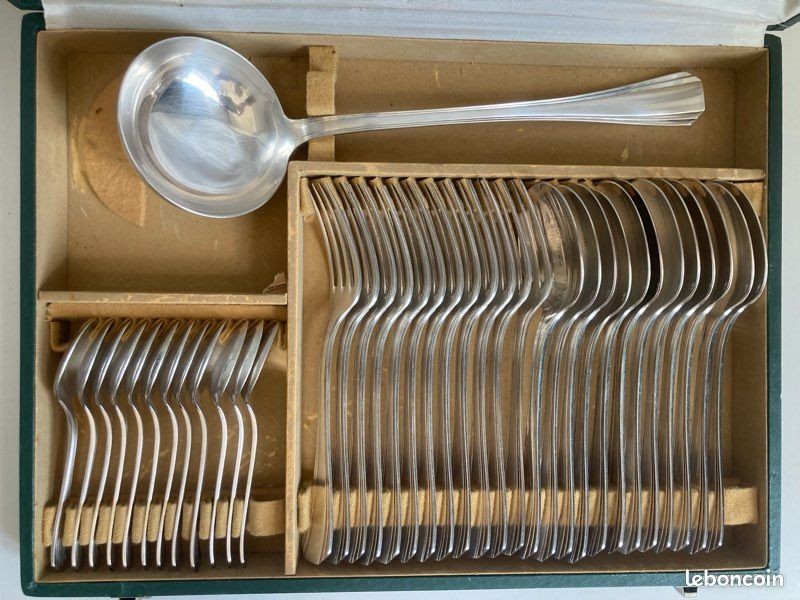 Luc LANEL pour CHRISTOFLE : Ménagère en métal argenté modèle MIRA comprenant : 12 grands