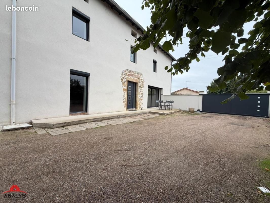 Maison 8 pièces 182 m² · à Pouilly-sous-Charlieu · 182 m² · 285 000 €