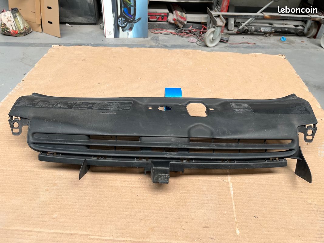 Grille pare choc avant RENAULT Clio 2 (image 1)