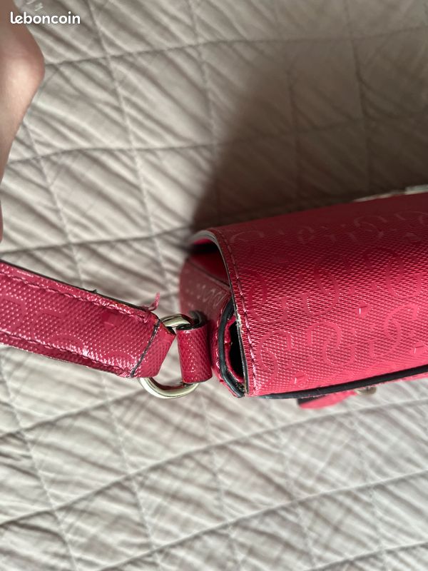 Magnifique sac à bandoulière GUESS rose framboise bordeaux très bon état (image 7)