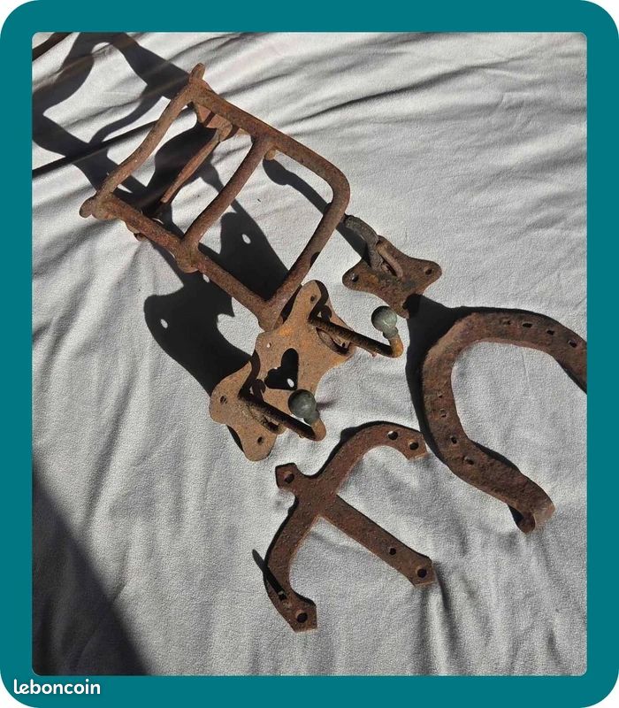 Lot ancien matériel d’écurie en fer forgé – porte-selle, crochet et fer à cheval (image 2)