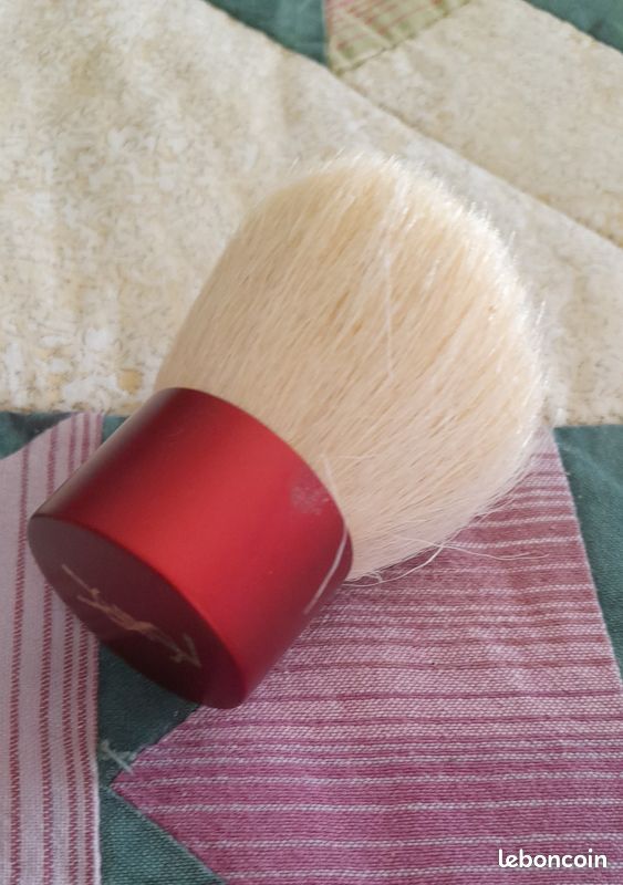 Pinceau à poudre de chez YSL (image 2)