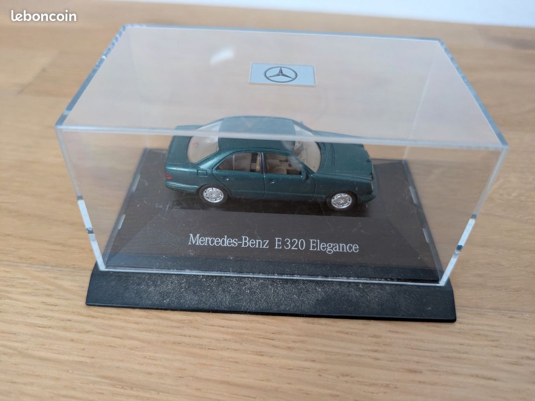 Miniature Mercedes-benz E320 Élégance.
Achetée à l'usine Mercedes de Stuttgart en 1997
Voiture sur son socle
Boite frottée (image 2)