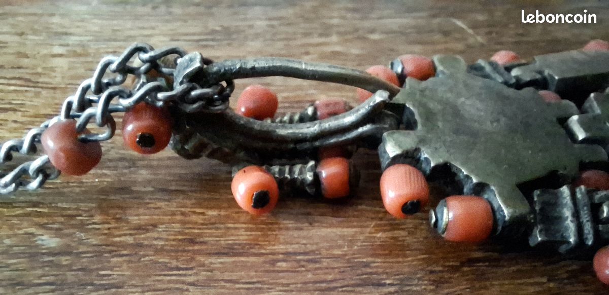 Pendentif Et Chaîne Argent Ancien Style Ethnique Berbère Avec Corail - Bijou Artisanal Occasion