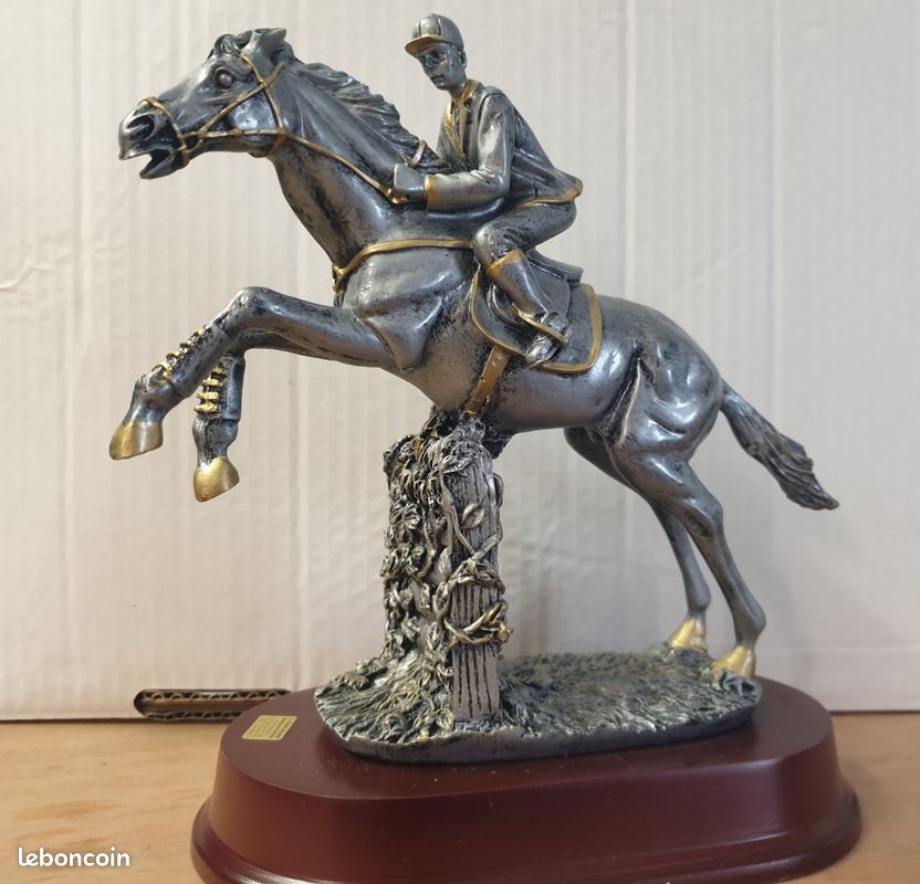 Superbe trophée en étain cavalier saut d'obstacles (image 1)