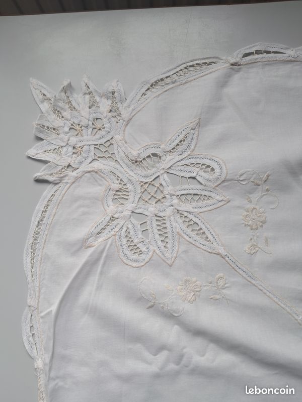 Nappe brodée écru 160x240cm 12 serviettes brodées (image 1)