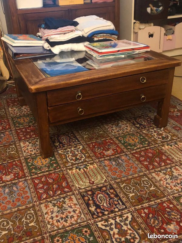 Je vends une table en bois modèle colonial à 125 (image 1)