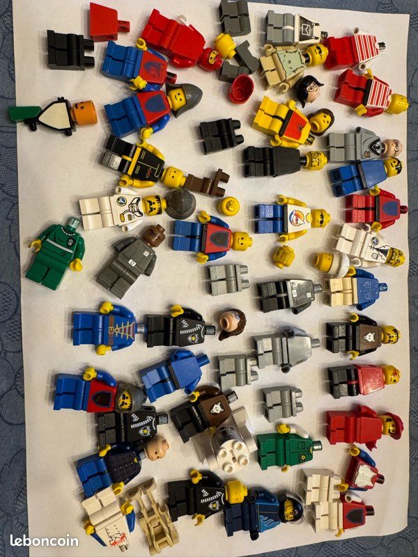Lego figurines (image 1)
