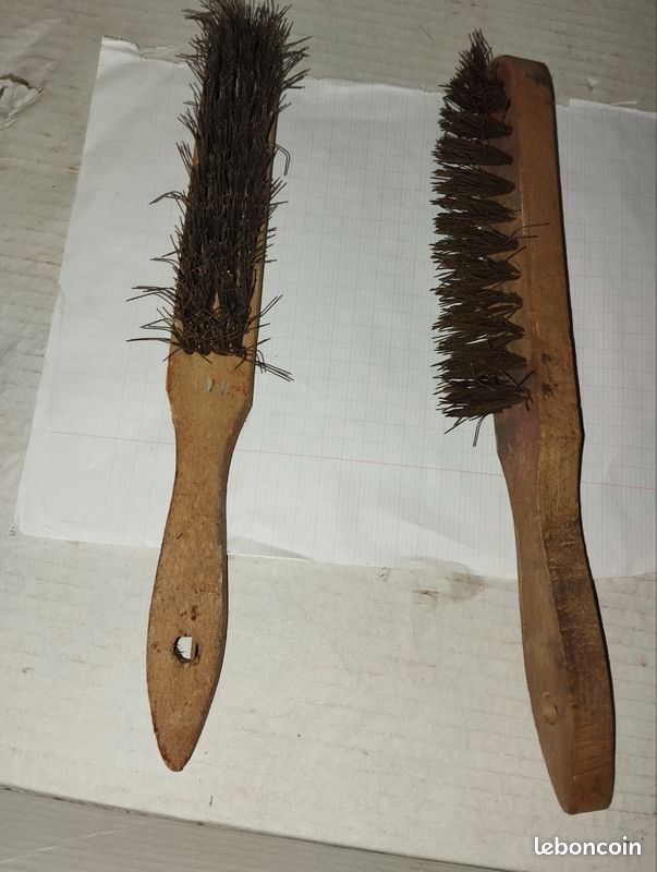 Lot de 2 brosses métalliques à manche à récupérer sur place JE NE FAIS PAS D' ENVOI (image 1)