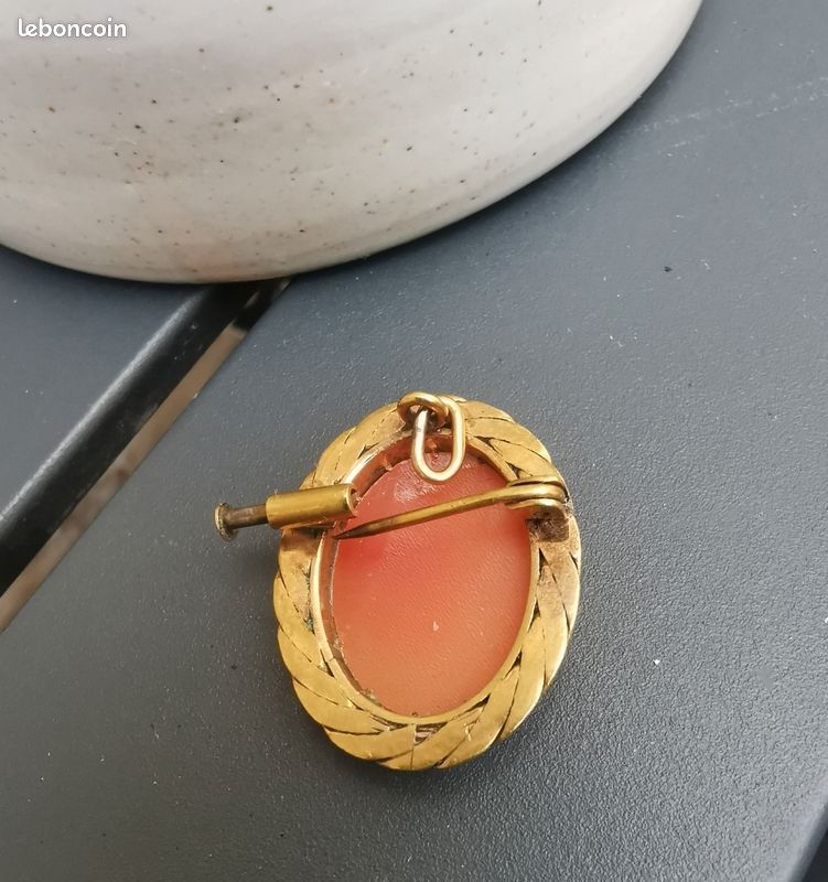 Pendentif Ancien Camée Coquillage - Plaqué Or, état Très Bon à Nettoyer
