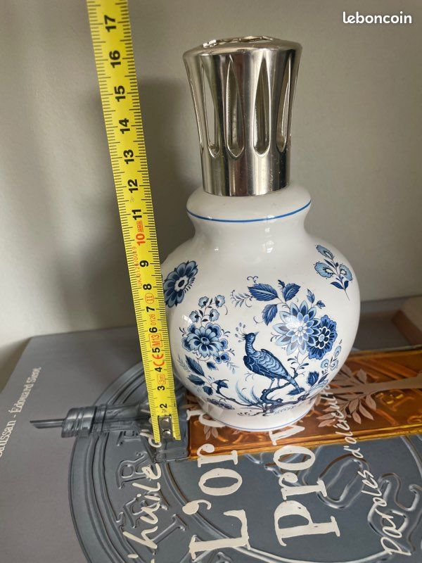 Lampe Berger En Porcelaine Bleue - Motif Paon, Hauteur 17 Cm - Occasion Fonctionnelle
