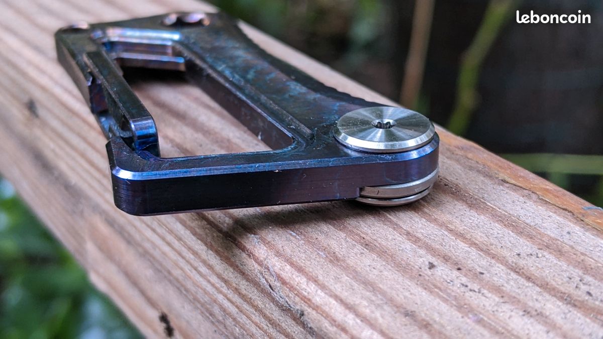 Mousqueton en titane équipé d'une lame en acier M390 (image 10)