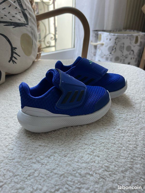 Basket Adidas neuves pointure 22 (image 3)