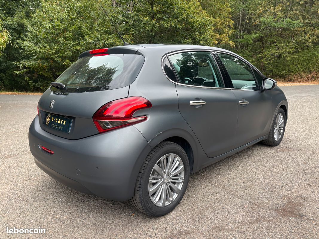 PEUGEOT Phase II 208 1.2 110 cv Allure (image 5)