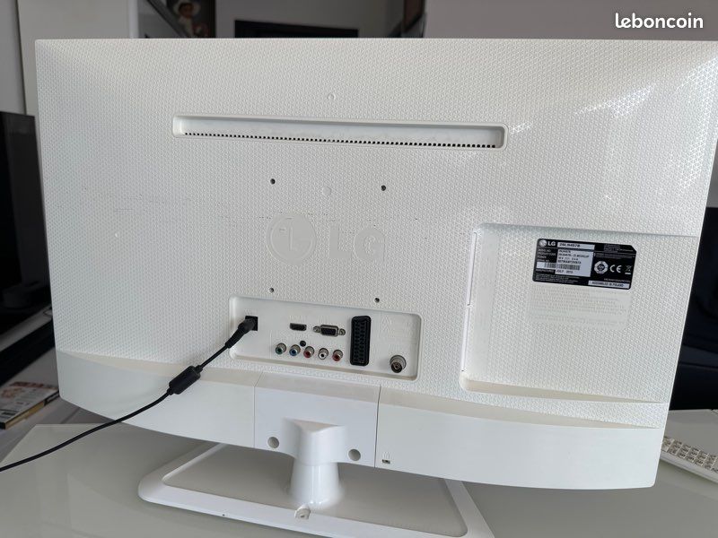 TV LED/LCD LG 26" - rétro-éclairée par LED - 720p (1366 x 760) (image 2)
