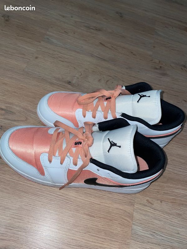 AIR JORDAN Low Rose et blanche Chaussures