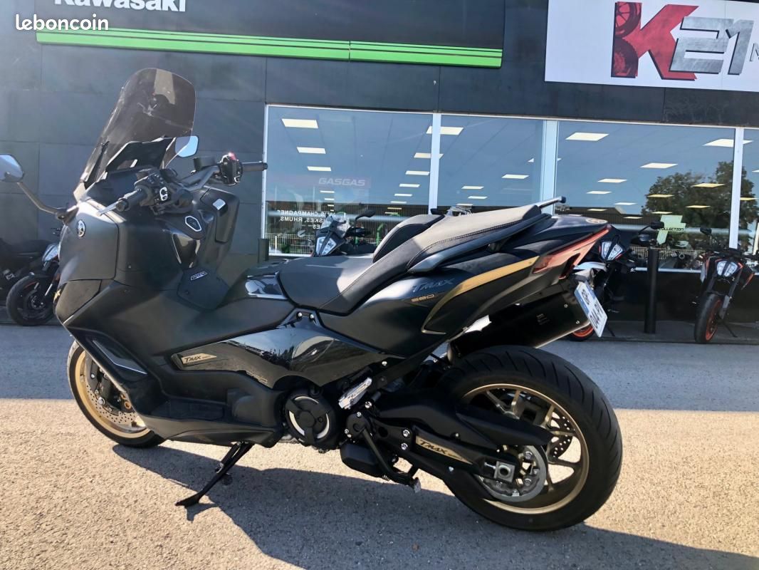 Scooter YAMAHA TMAX 560 TECH MAX/ TECH BLACK neuf