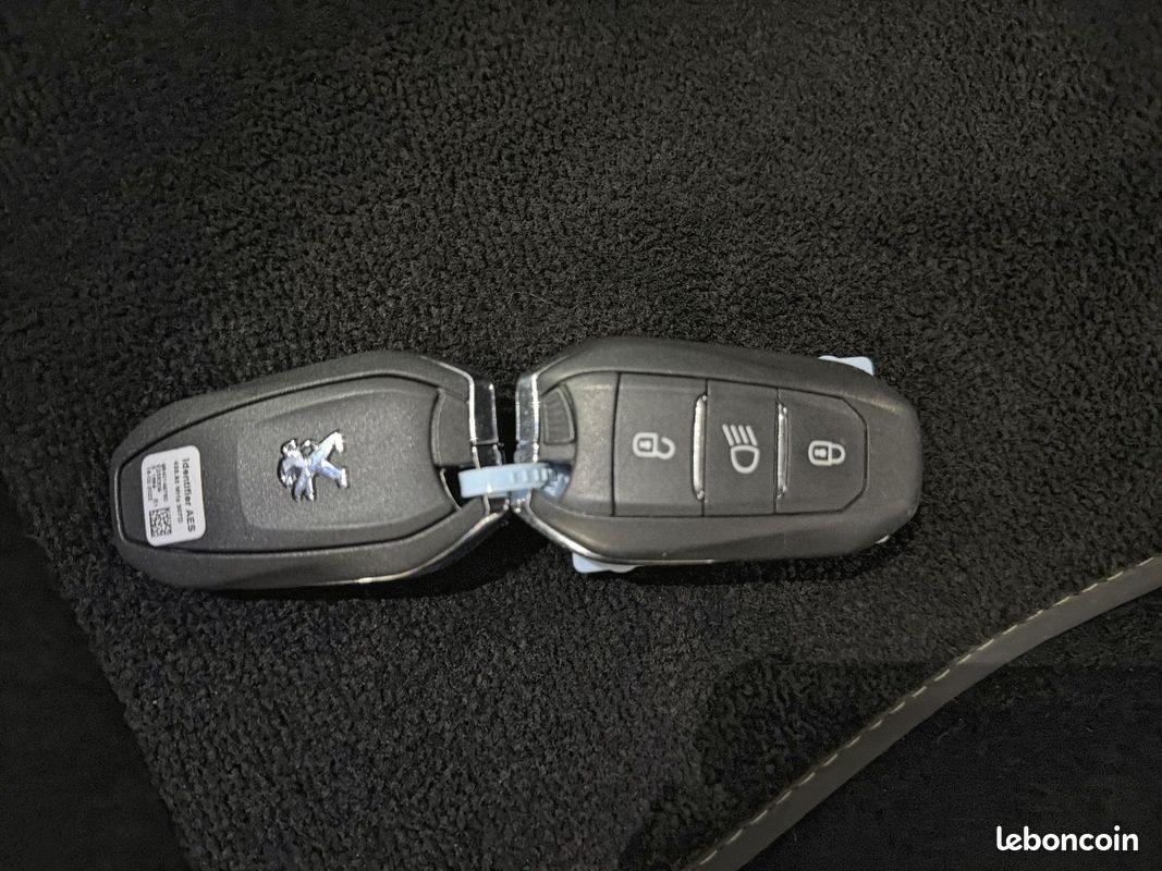 PEUGEOT 2008 BlueHDi 130 S&S EAT8 GT Pack (image 25)