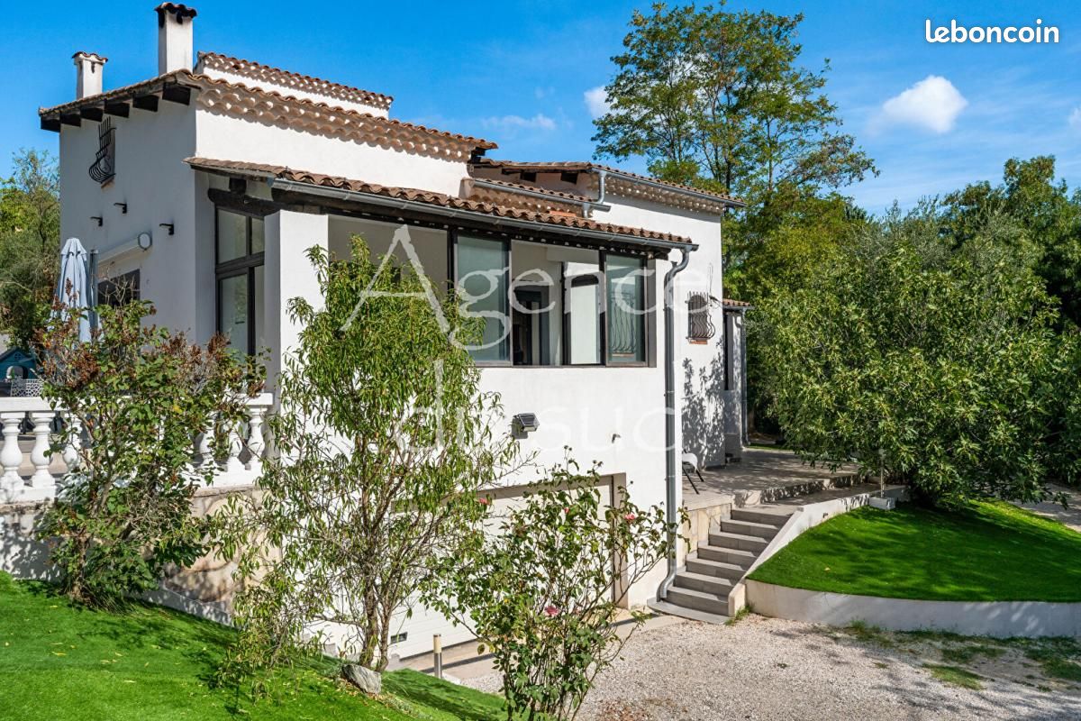 Maison 6 pièces 282 m² · à Saint-Zacharie · 282 m² · 880 000 €
