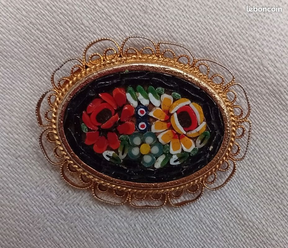 Broche Art Déco sérigraphiée. Signée CA - Montres & Bijoux