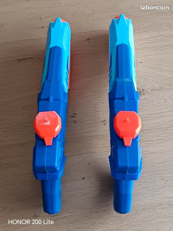 Deux pistolets à eau (image 2)
