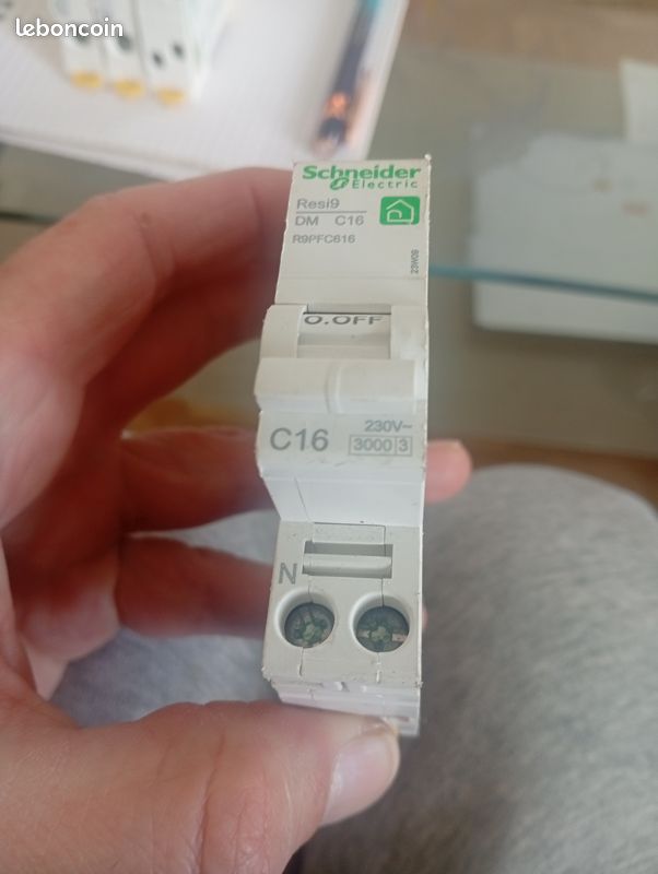 Disjoncteur DM C16 schneider (image 3)