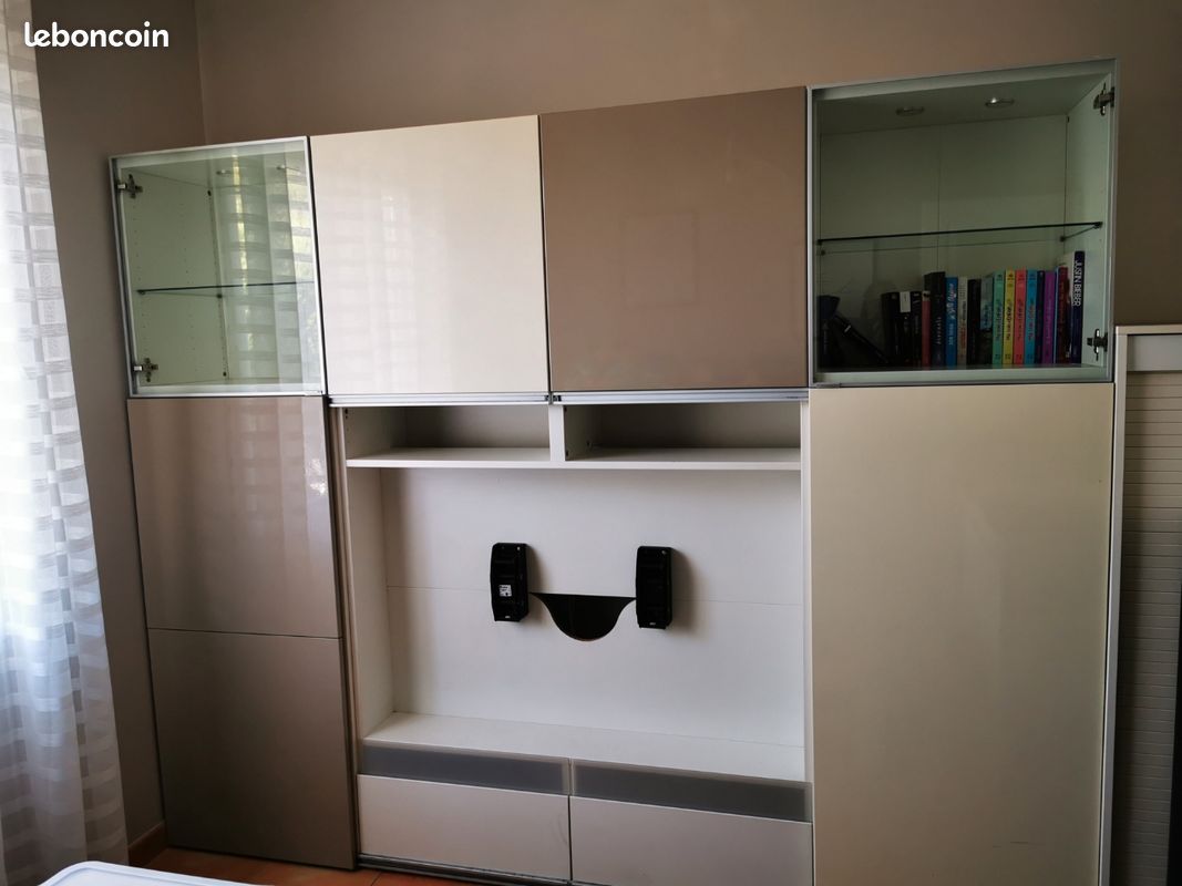 Meuble IKEA BESTÅ – salon salle à manger avec nombreux