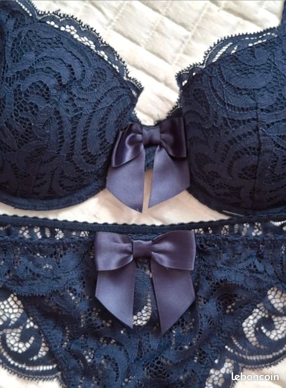 💙 Etam - Ensemble de lingerie dentelle chic bleu marine avec noeuds en satin Soutien gorge 85C / culotte 36/38 Neufs (image 1)