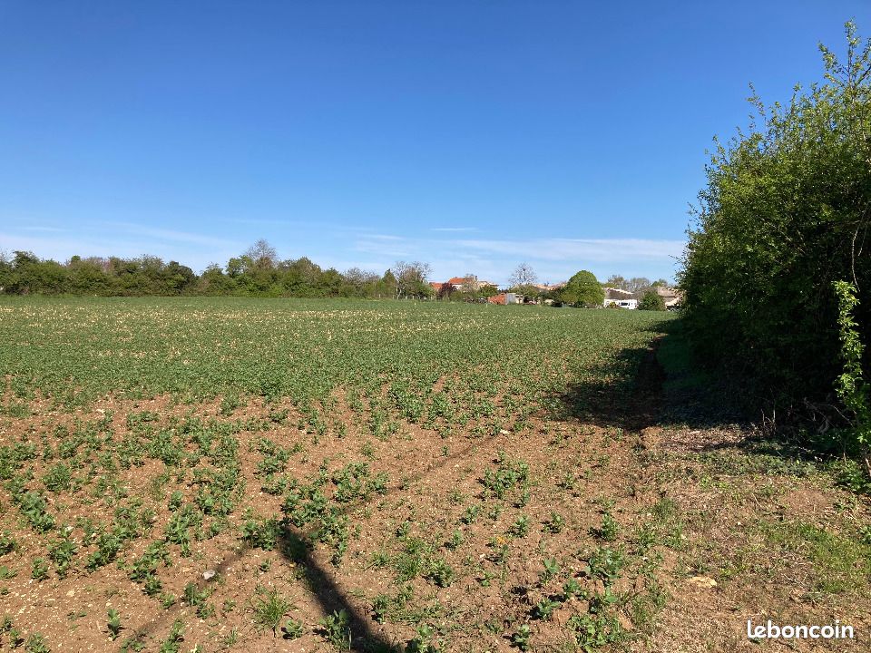 Terrain 2247 m² · à Champagnolles · 39 900 €