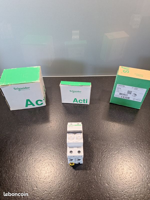 Disjoncteur Schneider Electric C120N 4 Pôles 125A Courbe C - A9N18377